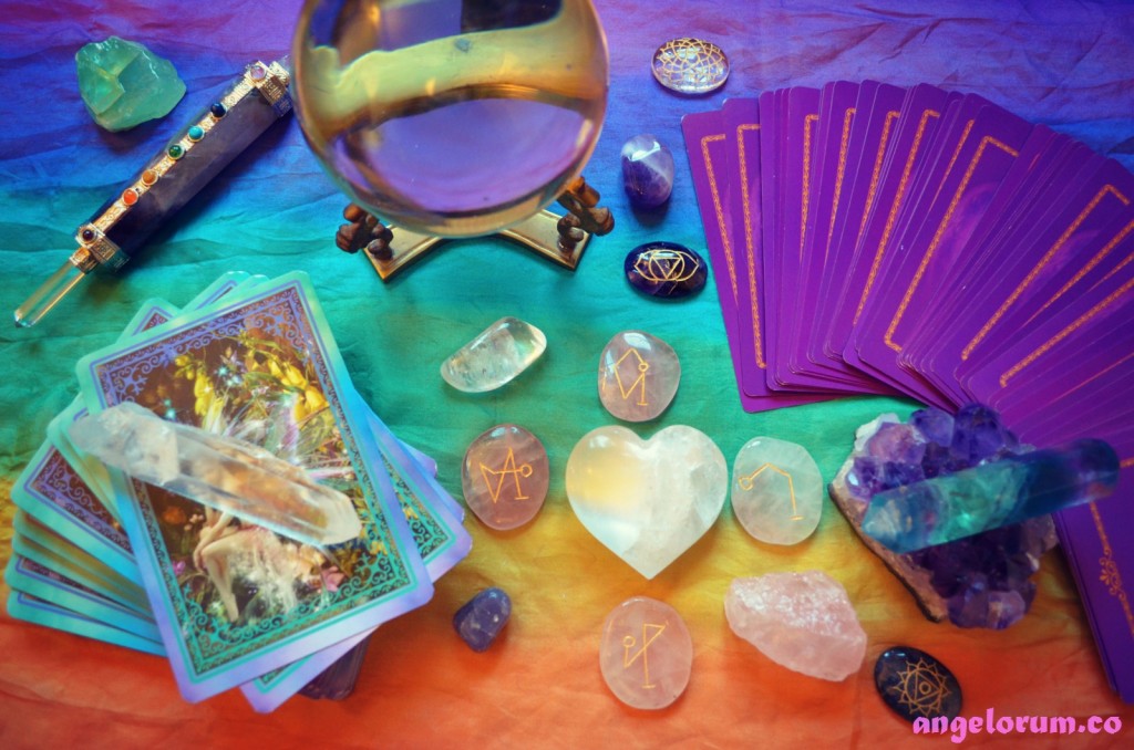 7 Ways to Use Tarot and Crystals Together